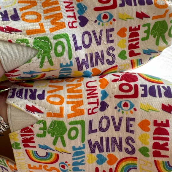 Toms size women’s 8. Pride series casual sneaker/shoe - Picture 5 of 6